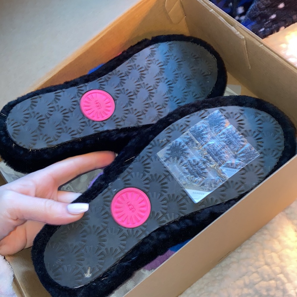 UGG β’ Genuine Shearling Fluff Yeah Slide Black/ Taffy Pink Multi - Picture 4 of 11